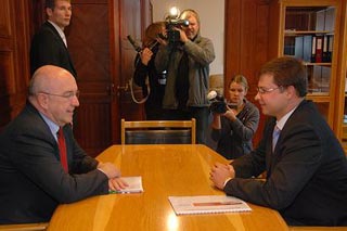 Joaquin Almunia and Valdis Dombrovskis.