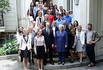 Dalia Grybauskaite met with representatives of the Lithuanian community who work in Paris, 1.07.2013. Photo: lrp.lt