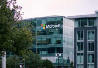 Apvienotās Karalistes regulatori atļauj Microsoft pieņemt darbā mākslīgā intelekta jaunuzņēmuma darbiniekus