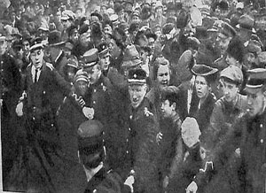 Рига, 1923 г. Полиция вмешалась в столкновение митингующих социал-демократов и национально настроенной публики.